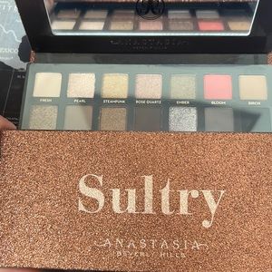 Brand new in the box ABH Sultry palette